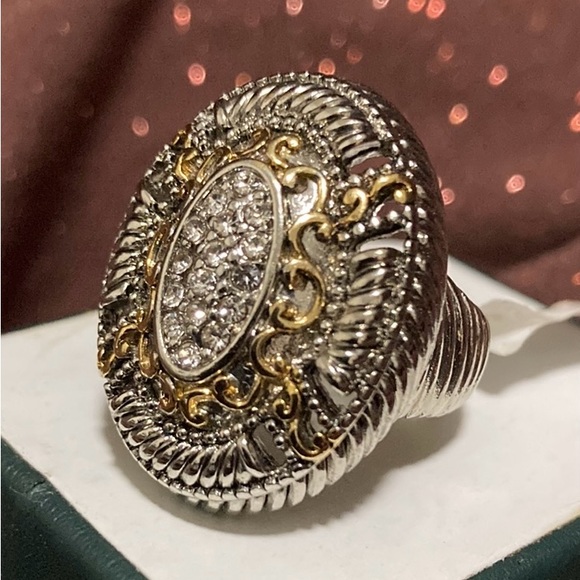 Beautiful Two Tone Vintage Design ring Size 7 - Picture 1 of 11